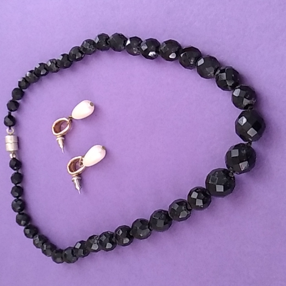 Black glass look resin necklace with tear drop earrings